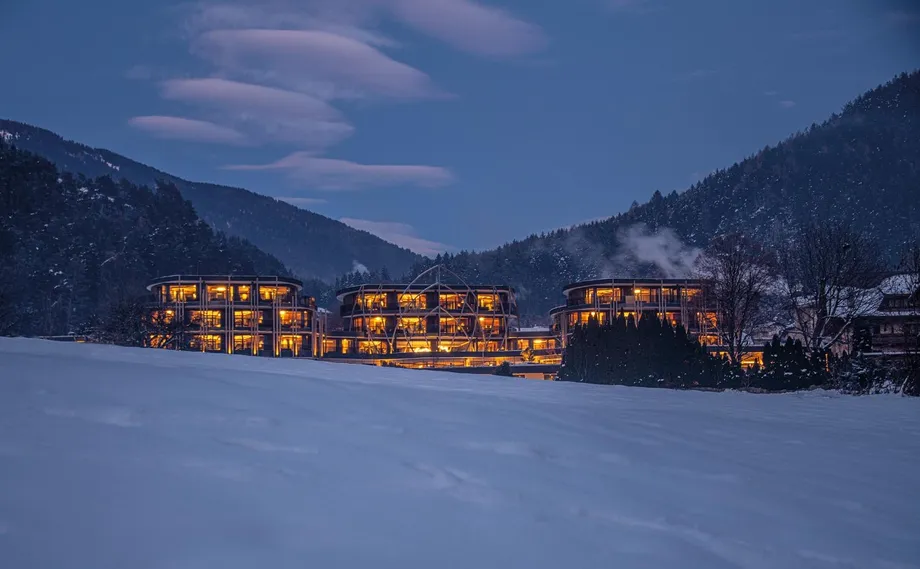 Kronhotel esterno notturno rotwild 8589